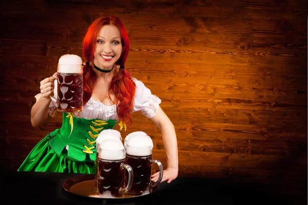 Donna bavarese con sei bicchieri di birra — Foto Stock