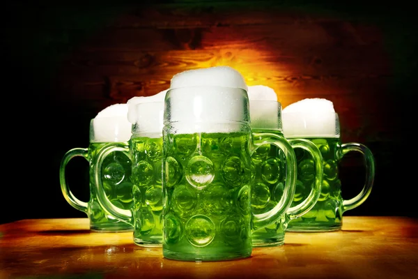 Vijf groene bierglazen op de houten tafel — Stockfoto