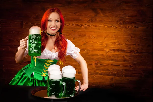 Mulher bávara com três copos de cerveja verde — Fotografia de Stock