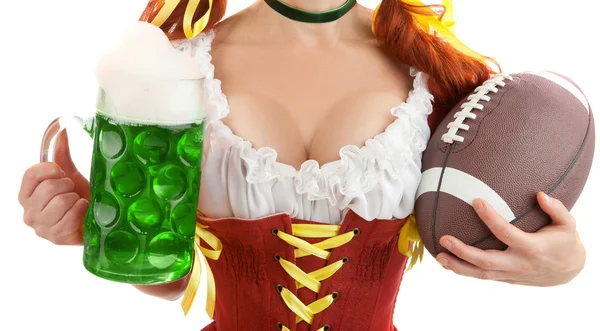 Mujer feliz con traje tradicional sosteniendo un vaso de cerveza verde — Foto de Stock