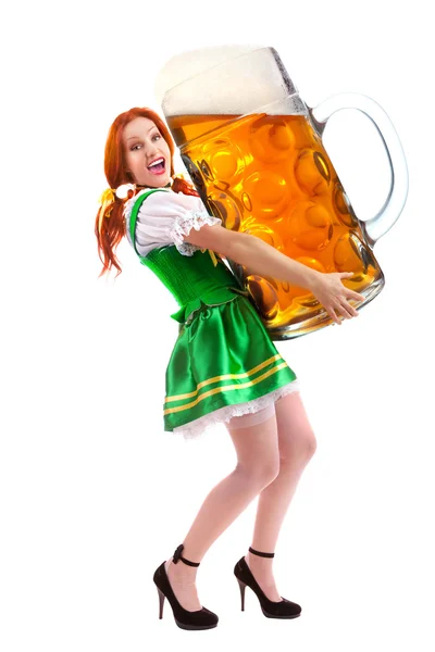 Donna felice in costume tradizionale con un bicchiere di birra gigante — Foto Stock