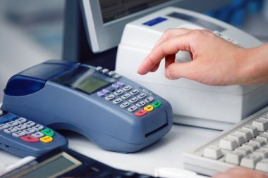 POS Terminal hareket. Bir kredi kartı Swiping el.