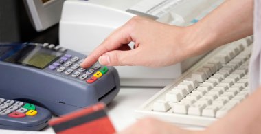 POS Terminal hareket. Bir kredi kartı Swiping el.