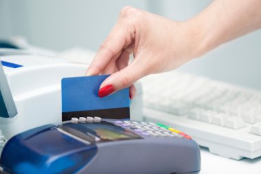POS Terminal hareket. Bir kredi kartı Swiping el.