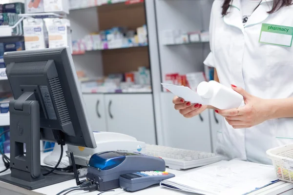Primo piano mano della donna farmacista con prescrizione e medicina — Foto Stock