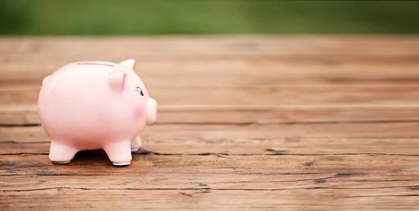 Cute Piggy Bank na mesa de madeira — Fotografia de Stock