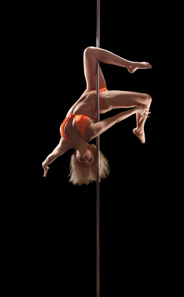 Bailarina de poste actuando, muestra de fuerza y flexibilidad — Foto de Stock