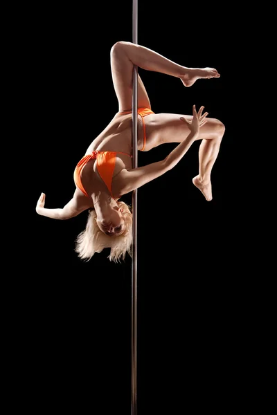 Bailarina de poste realizando, muestra de fuerza y flexibilidad — Foto de Stock
