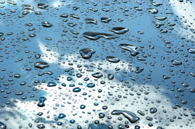 Bir cilalı motorhood arka plan üzerinde su damlaları