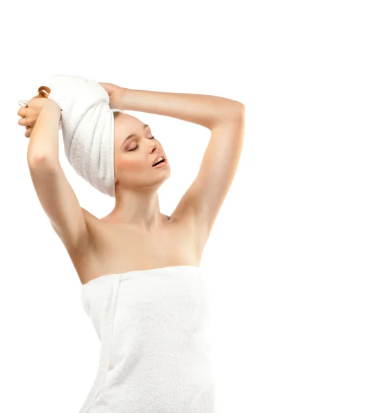 Joven hermosa mujer de blanco una toalla en la cabeza y el cuerpo, en un — Foto de Stock