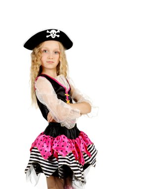 Çocuk korsan gibi giyinmiş. Kız beyaz arka plan üzerinde teşkil etmektedir. 