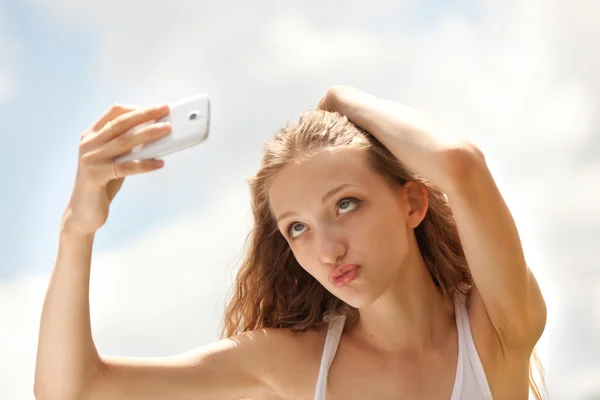 Mulher bonita adolescente tomando um selfie com telefone — Fotografia de Stock