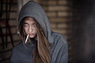 Bir sigara başlıklı Teen kız