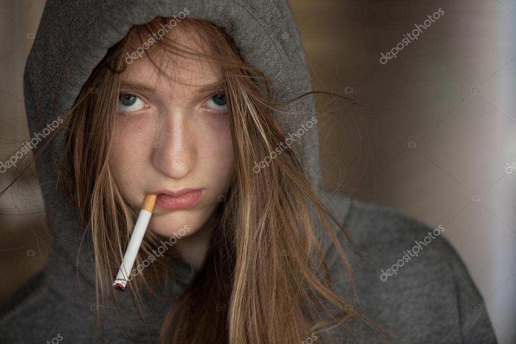 девочки есть курящие. курящие девушки. женщина курит. девочки есть курящие. курящая девушка.