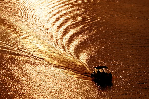 Silhuetas de pequenos barcos no rio nos raios do setti — Fotografia de Stock