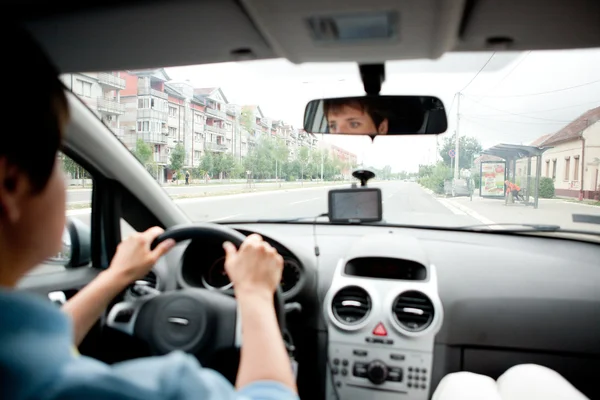 Junge Frau am Steuer eines Autos — Stockfoto