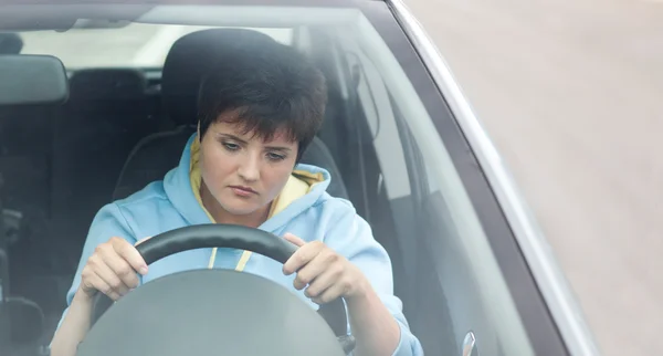 Νέοι κουρασμένος γυναίκα οδήγηση αυτοκινήτου — Φωτογραφία Αρχείου