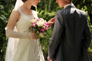 Gelin ve damat birlikte yürüyüş onların düğün günü içinde