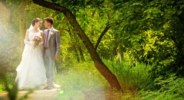 Gelin ve damat birlikte yürüyüş onların düğün günü içinde