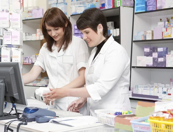 Zwei freundliche Apotheker arbeiten in der Apotheke zusammen . — Stockfoto