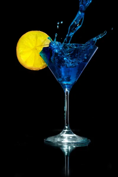 Versare il Martini Blu nel bicchiere Martini con il Limone — Foto Stock