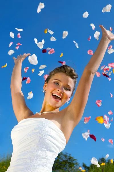 Щаслива наречена і барвисті пелюстки на Синє небо — стокове фото
