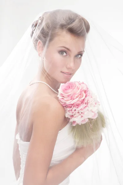 Bella sposa sorridente nel velo con bouquet — Foto Stock