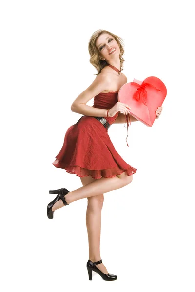Pin-Up menina segurando o coração vermelho forma caixa de presente — Fotografia de Stock
