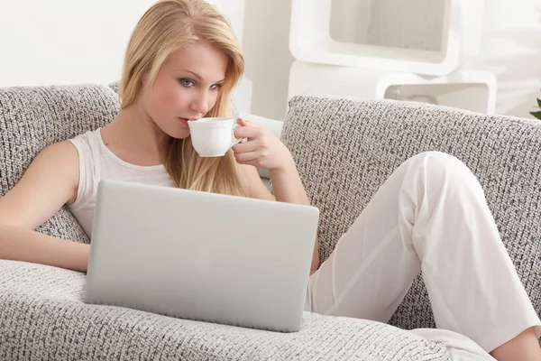 Kaffee und Internet — Stockfoto