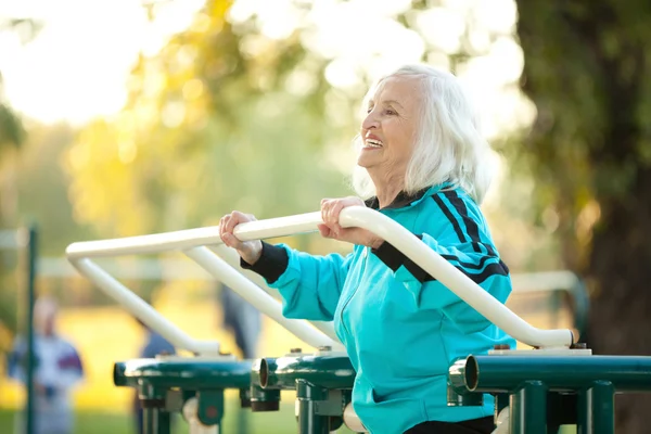 Mujer mayor haciendo ejercicios al aire libre —  Fotos de Stock