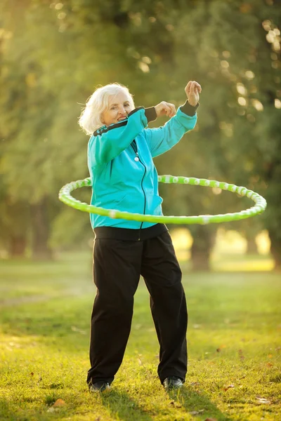 Mulher Sênior fazendo exercícios na natureza — Fotografia de Stock