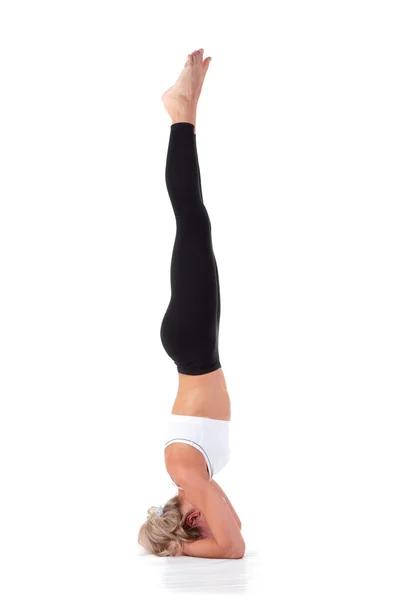 Mujer joven delgada haciendo yoga. Balance en la cabeza — Foto de Stock