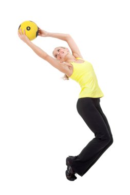 Fitness topu ile: genç kadın egzersizleri yapıyor