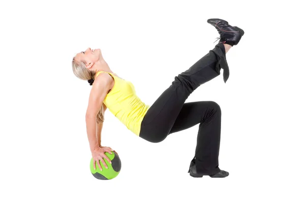 Fitness mit Ball: junge Frau macht Übungen — Stockfoto