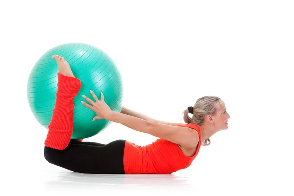 Serie Fitness: mujer y pelota de ejercicio — Foto de Stock