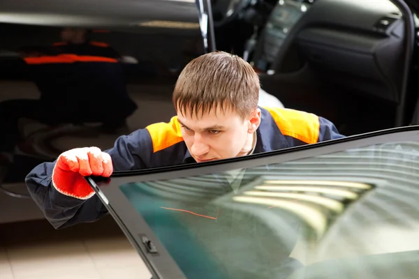 Echter Mechaniker, der in der Autowerkstatt arbeitet — Stockfoto