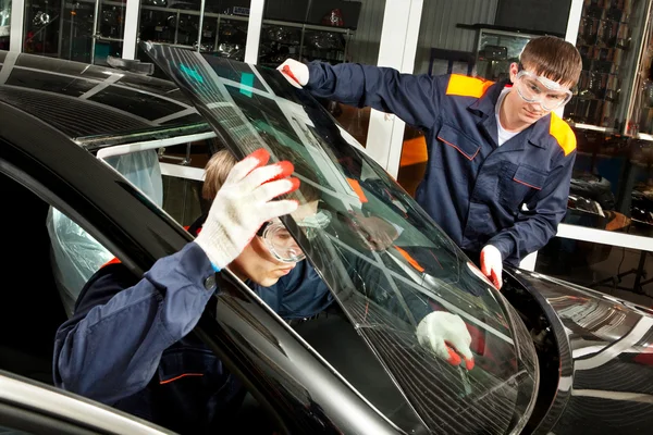 Dos mecánicos reales trabajando en taller de reparación de automóviles — Foto de Stock