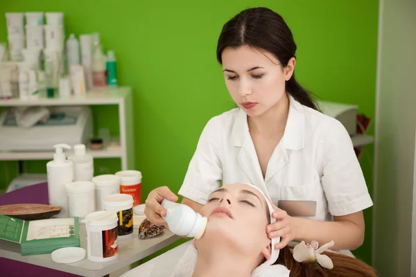 Real Beauty Therapist Making Spa Treatment for the Customer . — Stock Photo, Image