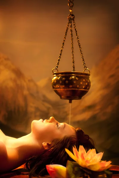 Shirodhara sahip genç güzel kadın