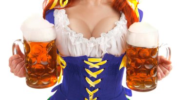 Seksi kadın ve iki bira gözlük -