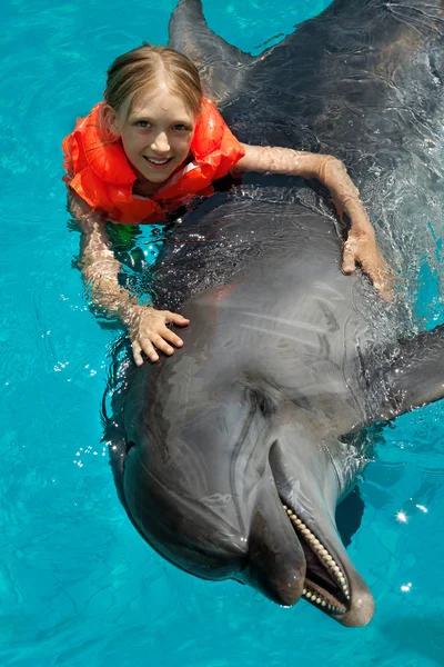 Little Smiling Girl Swimming with the Dolphin — Stock Photo, Image