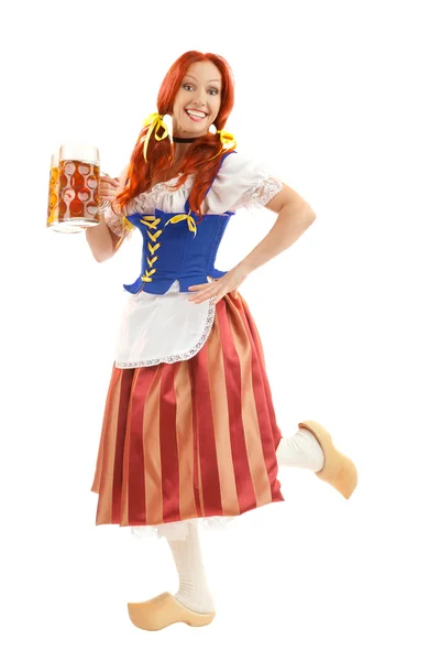 Mulher feliz em traje tradicional com dois copos de cerveja — Fotografia de Stock