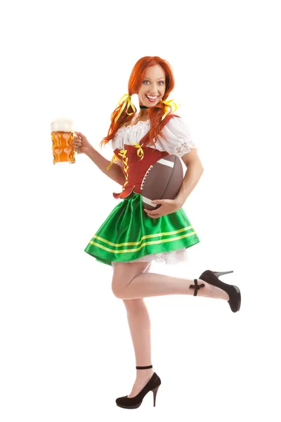 Mulher feliz em traje tradicional segurando dois copos de cerveja — Fotografia de Stock