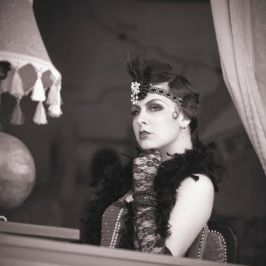 Retro kadında 1920'lerde - 1930'larda oturma Cafe