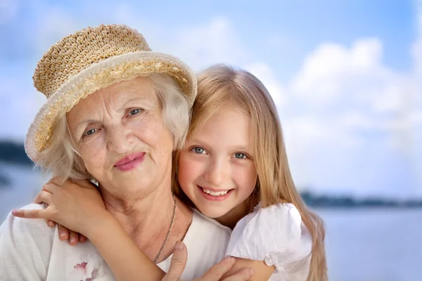 Ευτυχισμένη γιαγιά και εγγονή στην ηλιόλουστη ημέρα. — Φωτογραφία Αρχείου