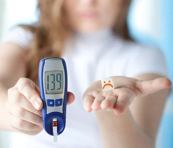 Диабетик делает анализ крови пальца глюкозы — стоковое фото