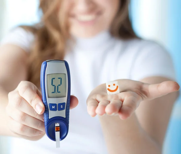 Ženské diabetik dělá glukózy úrovni prst krevní Test — Stock fotografie