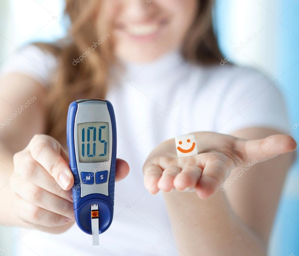 Como Saber Se Estou Com Diabetes No Exame De Sangue Diabético feminino fazendo um exame de sangue do dedo do nível de
