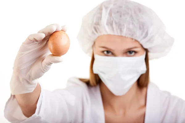Ženské vědec ukazující vajíčko — Stock fotografie