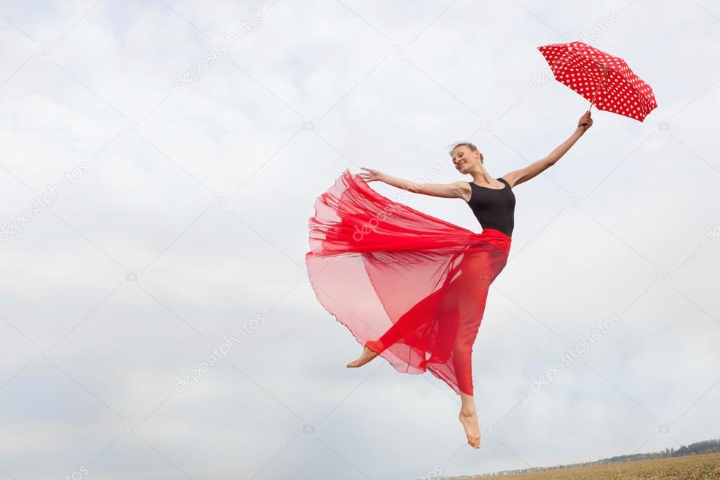 Mujer bajo paraguas fotos de stock, imágenes de Mujer bajo paraguas sin  royalties